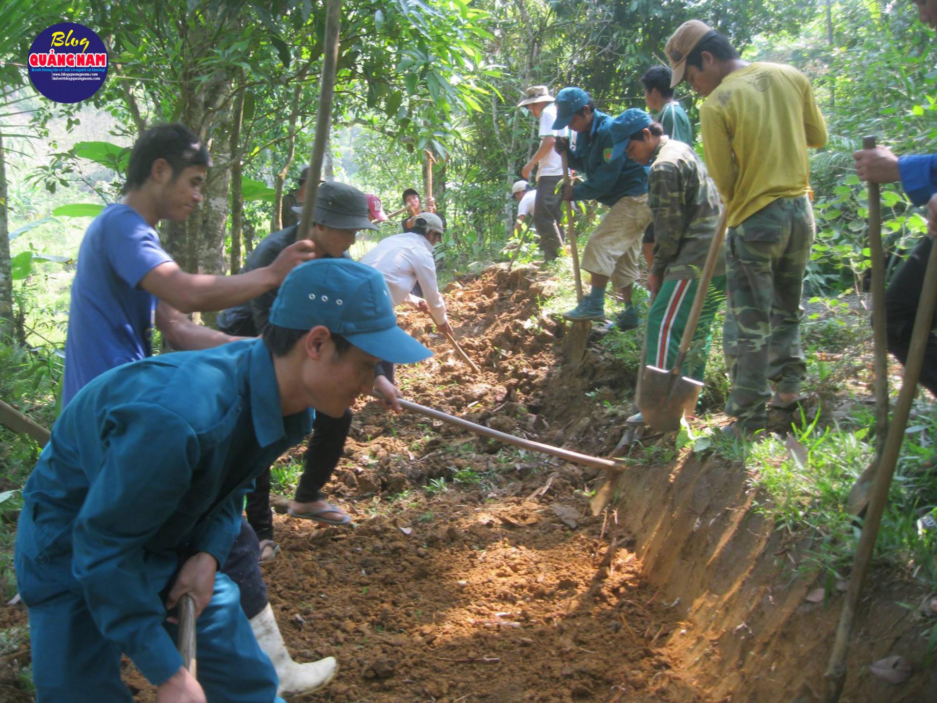 Chiến dịch thanh niên tình nguyện hè huyện Đông Giang với nhiều hoạt động thiết thực. Ảnh: M.L